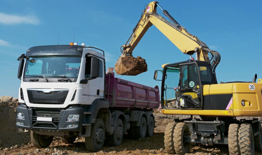 Bagger balädt LKW