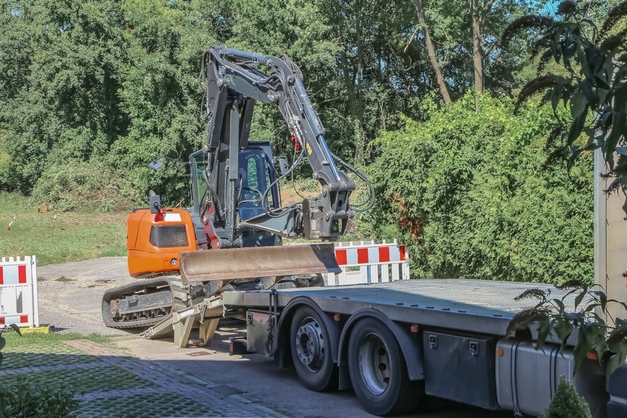 Raupenbagger wird auf einen Tieflader verladen